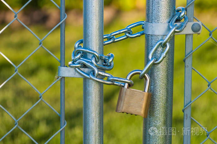 铁丝网栅栏上的锁链和锁