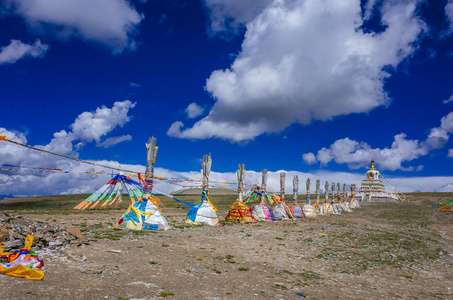 青海祁连附近的藏族宝塔和祈祷旗