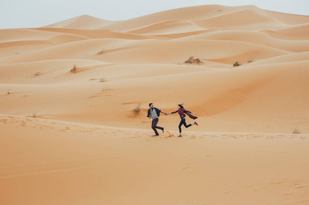 沙漠撒哈拉沙漠的两个旅客照片