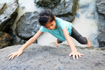 自由手攀岩的亚洲女孩图片