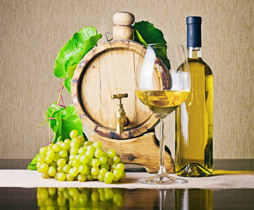 木桶配葡萄树枝和白酒瓶图片