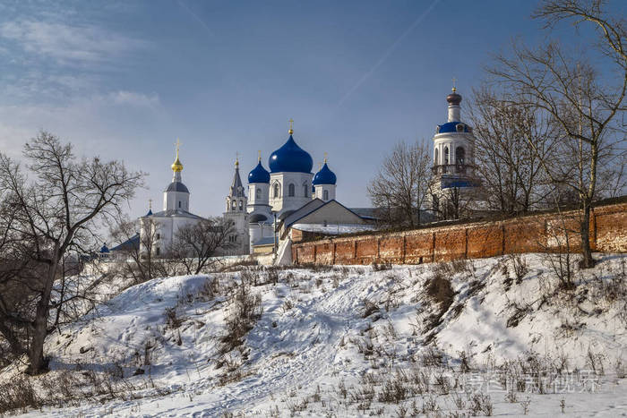 圣洁 Bogolyubsky 修道院在冬天在山的雪的倾斜。弗拉基米尔地区。俄罗斯