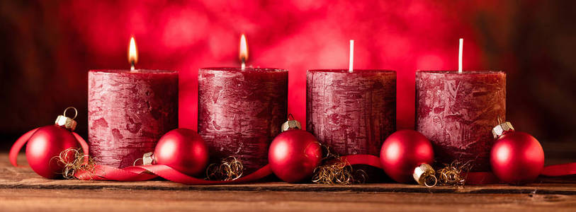 圣诞蜡烛和灯。圣诞节背景
