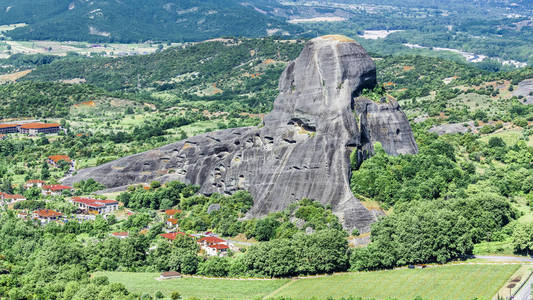 卡兰巴卡镇附近绿谷中心有陡峭墙壁的高岩石