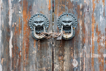 旧中国传统木制门与狮子门环图片