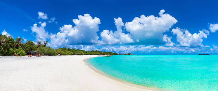 夏季日马尔代夫热带海滩全景