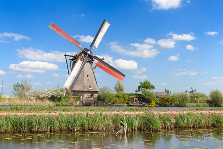 古老的风车附近风车村，荷兰