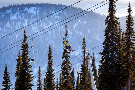 滑雪缆车和 snowcapped 山的看法