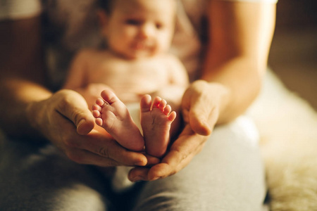 在母亲手中的婴儿脚。新生儿婴儿脚掌