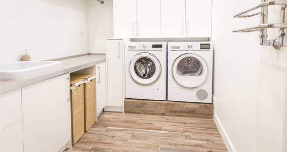 洗衣房与洗衣机在现代房子里