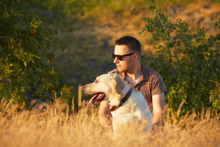 人与狗有爱图片