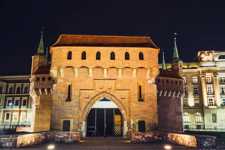 巴比肯堡垒在克拉科夫的历史中心在晚上, 波兰