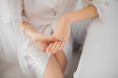 新娘的手指上的结婚戒指