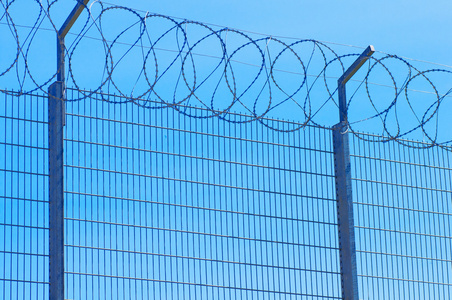 用带刺的铁丝网围栏图片-用带刺的铁丝网围栏素材-用带刺的铁丝网围栏