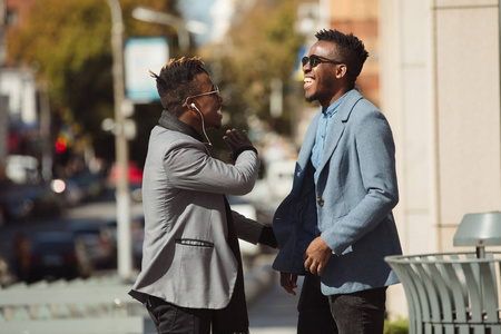 两个年轻的非洲商人朋友在街上聊天