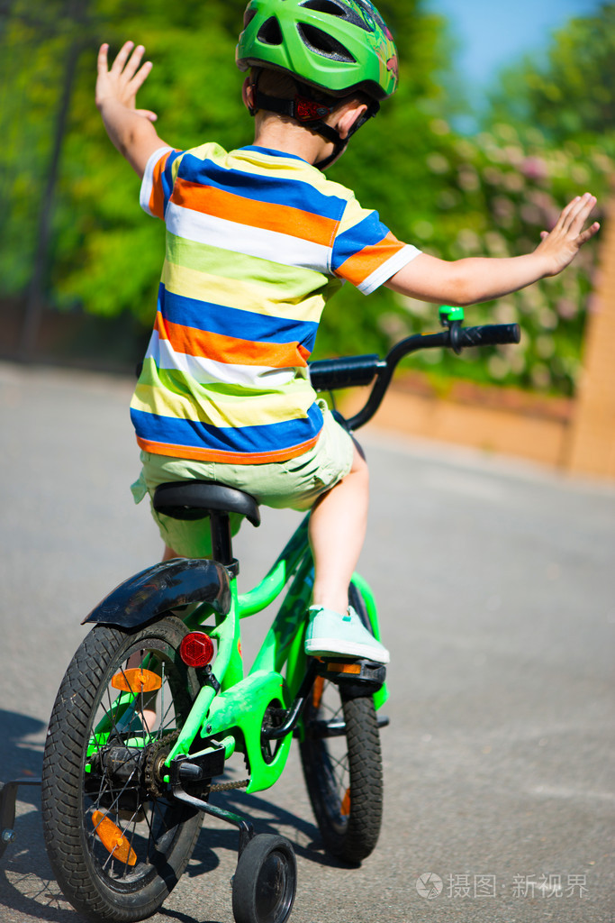 小朋友骑二八杠自行车图片
