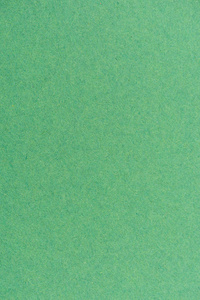 的抽象彩纸篱笆上鲜艳的彩纸花环庆典彩纸架孩子切一片叶子在绿色的纸