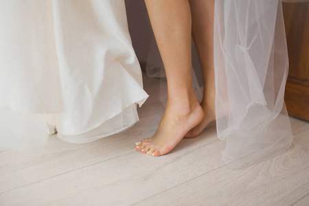 清晨美丽的新娘。腿