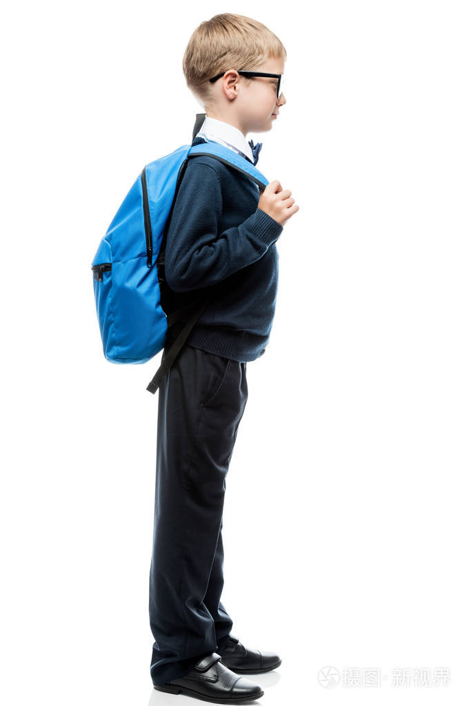男孩在学校制服与背包在全长侧视图po