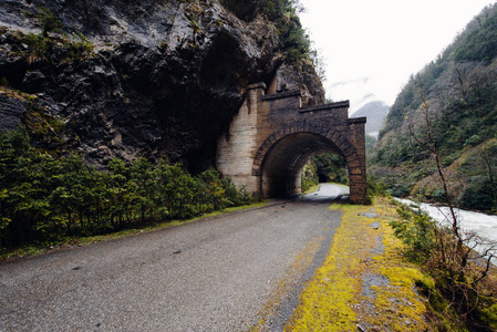 在阿布哈兹山区的隧道