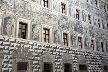 纯灰色画 灰色减免在奥地利因斯布鲁克的墙上绘画