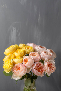 软的粉红色和黄色玻璃花瓶中的花园里玫瑰的香味。静物花卉