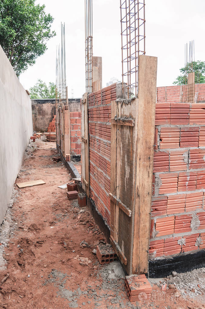 建设土地在建的砖石房屋钢筋混凝土结构由砖块钢筋和混凝土制成的房子