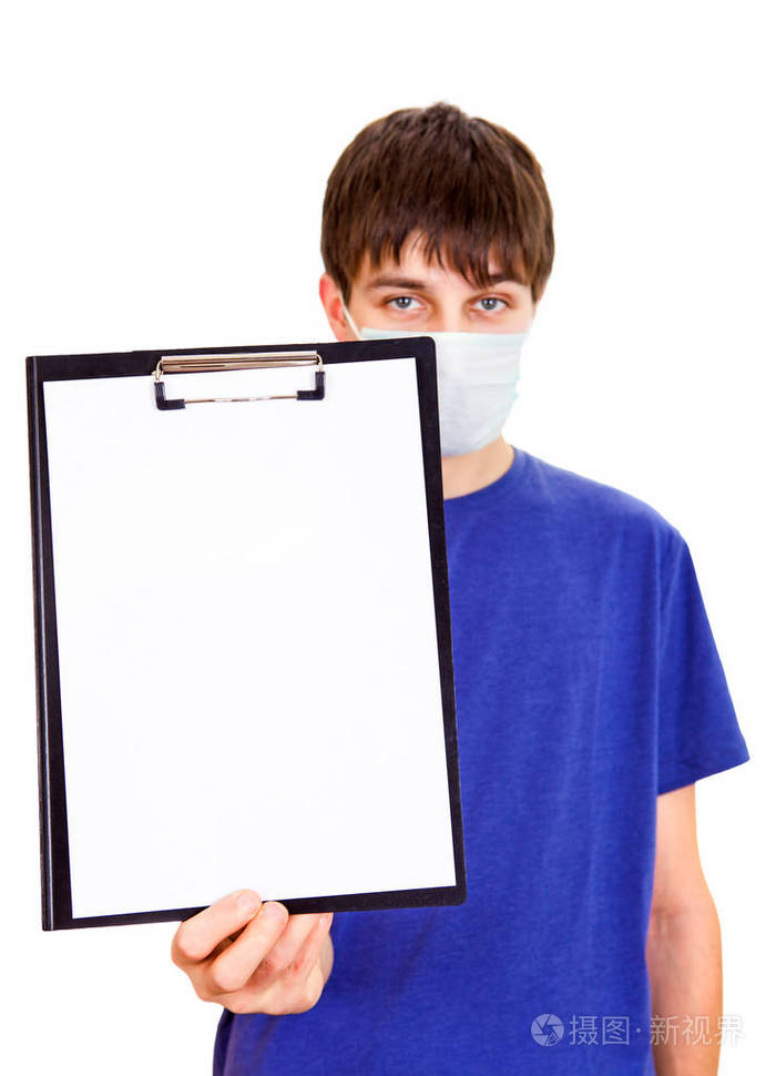 年轻的人在流感面具显示空白剪贴板在白色背景