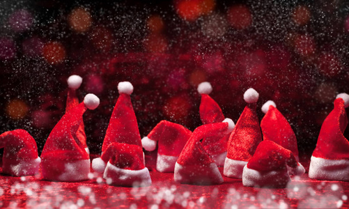 圣诞节背景圣诞节球, 礼物, 红帽和雪在木背景圣诞节背景