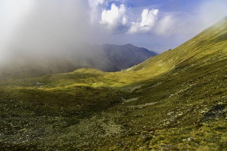 夏季岩石山峰的景观