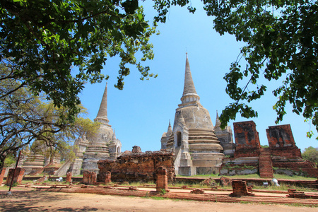 老和损毁的庄严佛塔在 wat phra si 驱车寺 泰国