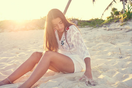 加勒比海滩拉丁美丽的女孩日落