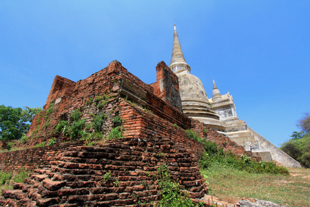 老和损毁的庄严佛塔在 wat phra si 驱车寺 泰国