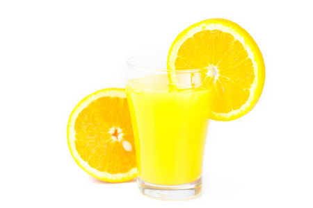 橙色和白色上孤立的桔子汁一杯