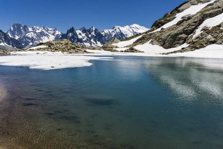 湖 Lac 勃朗峰 Mont blanc 的背景。阿尔卑斯山