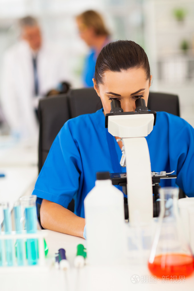 科学家在实验室中使用显微镜