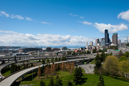 西雅图天际线在阳光灿烂的日子面临普吉特海湾照片