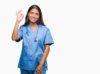 年轻的阿拉伯医生的女性在孤立的背景微笑积极做 ok 标志用手和手指。成功表达式