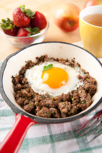 与在中间,服茶煎鸡蛋煮熟的牛肉照片