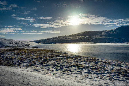 冰岛的太阳蓝的天空和雪的圣诞节冬天风景