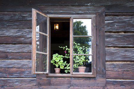 日本窗台天竺葵木制窗户关闭和打开快门菜苗放在窗台上的塑料托盘里