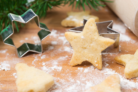 圣诞饼干形状的星星和烤盘里