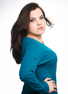 有魅力的年轻女人穿蓝色衬衫。在议案的头发