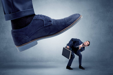 残忍的老板踩他的雇员照片