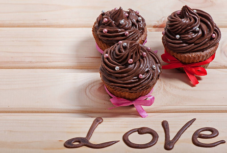 巧克力蛋糕和巧克力奶油的木制背景。情人节