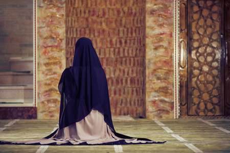 年轻的穆斯林妇女在清真寺的祷告