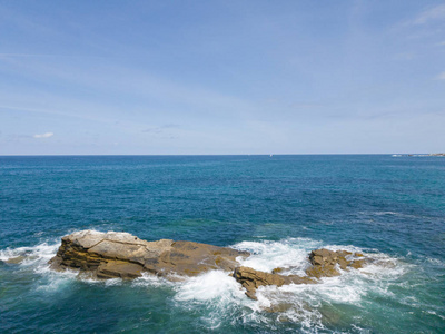 海蓝色地平线上的岩石