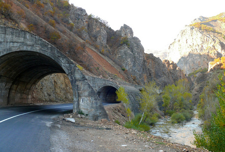 土耳其。山。隧道刻入山中，这条路