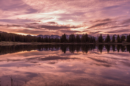 科罗拉多荒野湖日出倒影