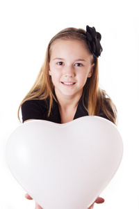 可爱的女孩握着心形气球